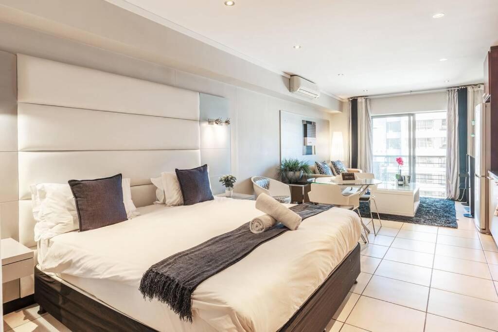 Apartment With Fast Wifi In The Business District W Parking Cape Town