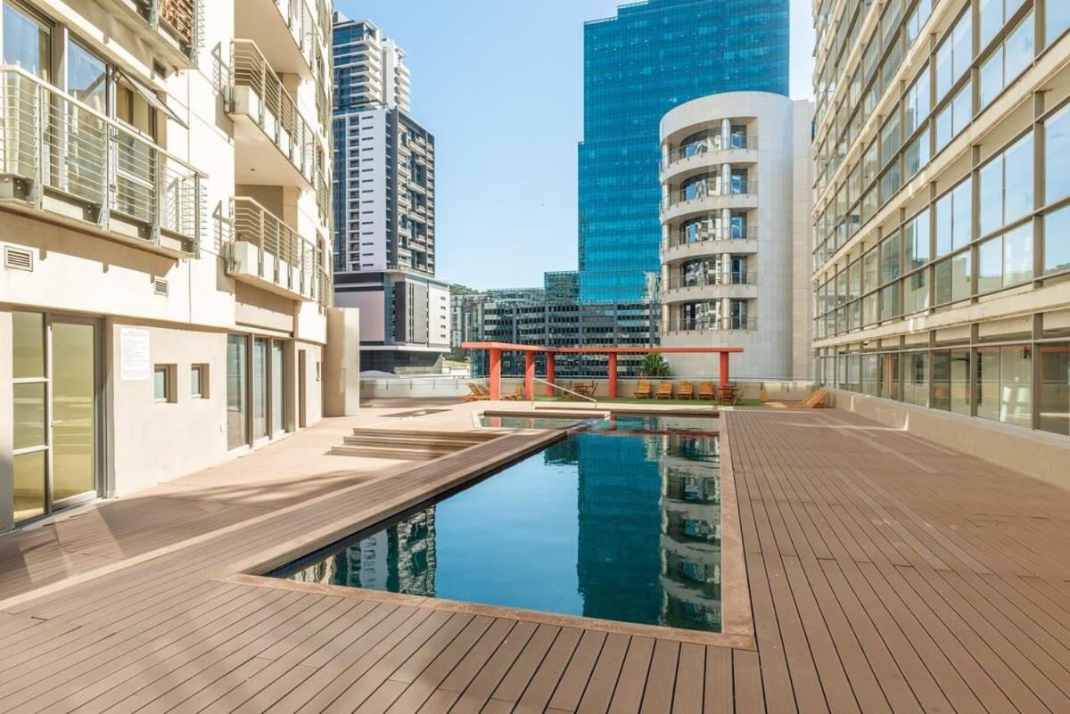 With Fast Wifi In The Business District W Parking Apartment