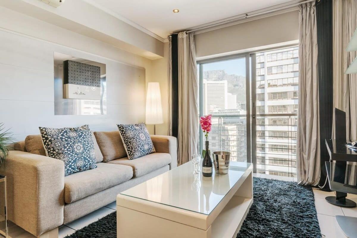 With Fast Wifi In The Business District W Parking Apartment